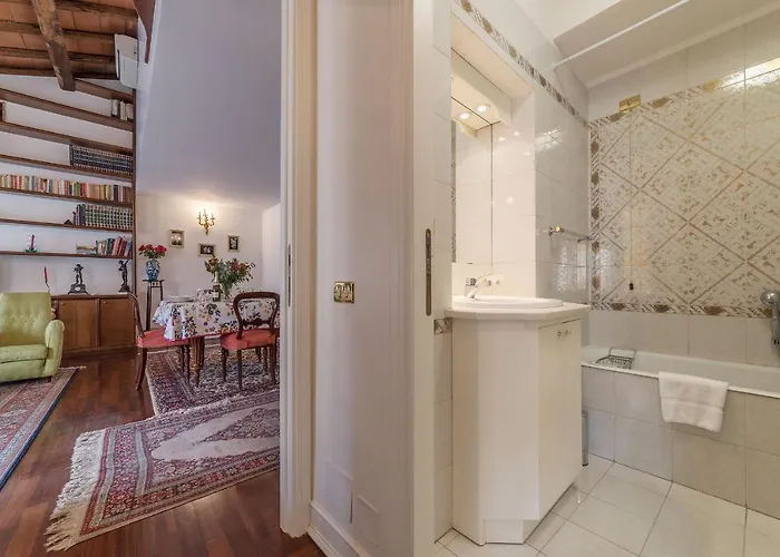 Quiet And Classic On Two Floors, By Trevi Fountain - Fromhometorome