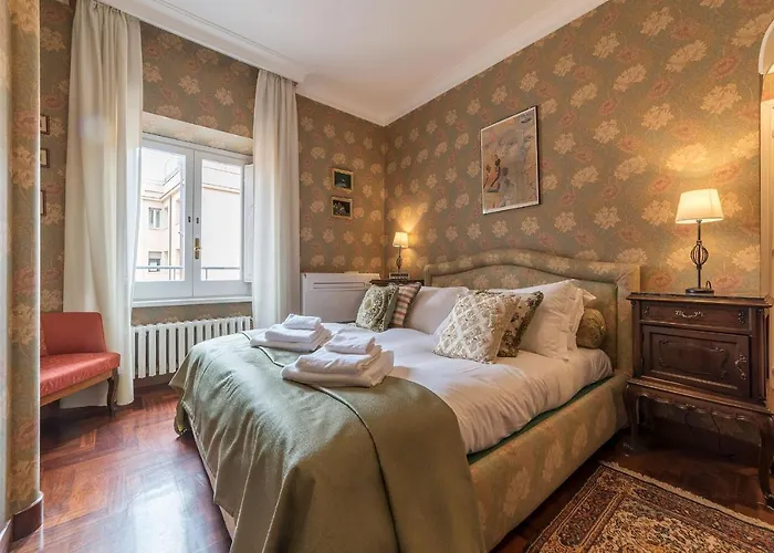 Quiet And Classic On Two Floors, By Trevi Fountain - Fromhometorome