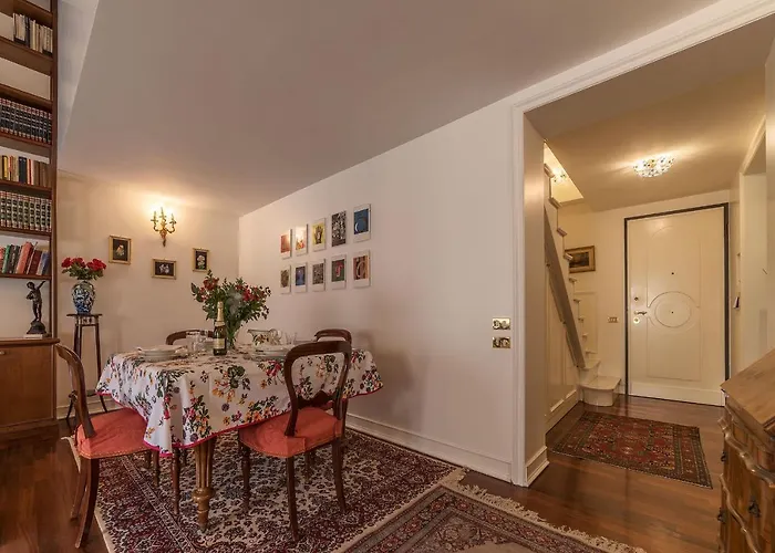 Quiet And Classic On Two Floors, By Trevi Fountain - Fromhometorome *