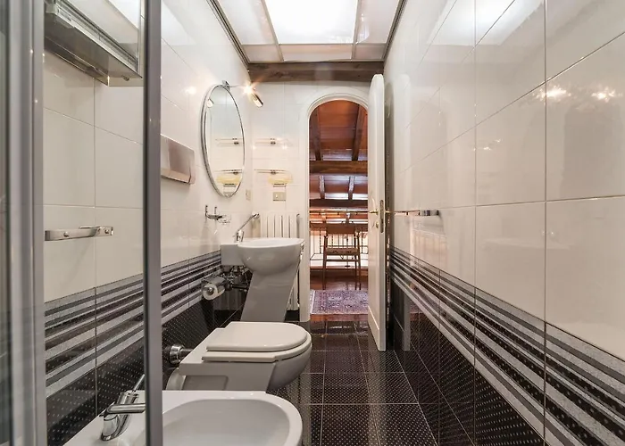 Quiet And Classic On Two Floors, By Trevi Fountain - Fromhometorome *