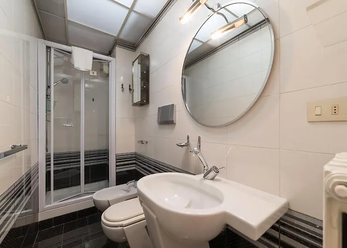 Quiet And Classic On Two Floors, By Trevi Fountain - Fromhometorome Róma