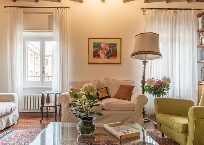 Quiet And Classic On Two Floors, By Trevi Fountain - Fromhometorome Róma