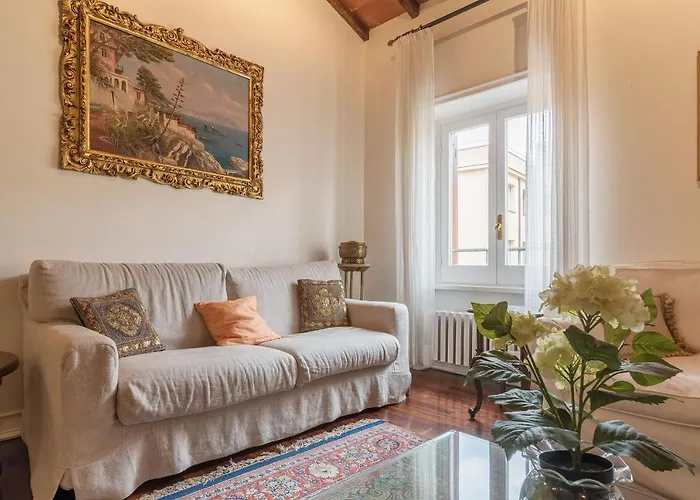 Quiet And Classic On Two Floors, By Trevi Fountain - Fromhometorome