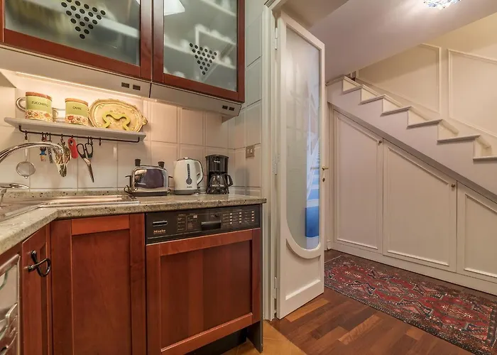 Quiet And Classic On Two Floors, By Trevi Fountain - Fromhometorome Róma