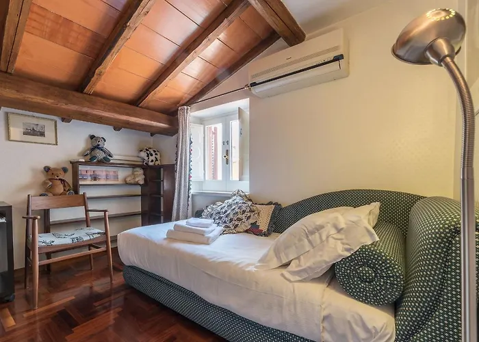 Quiet And Classic On Two Floors, By Trevi Fountain - Fromhometorome *