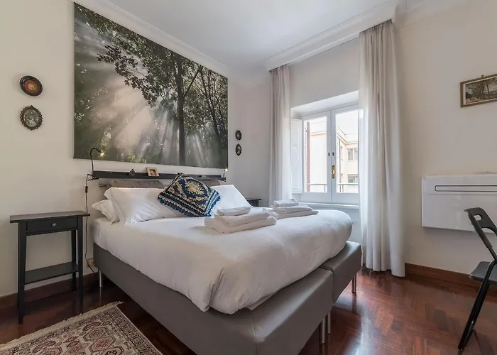 Quiet And Classic On Two Floors, By Trevi Fountain - Fromhometorome