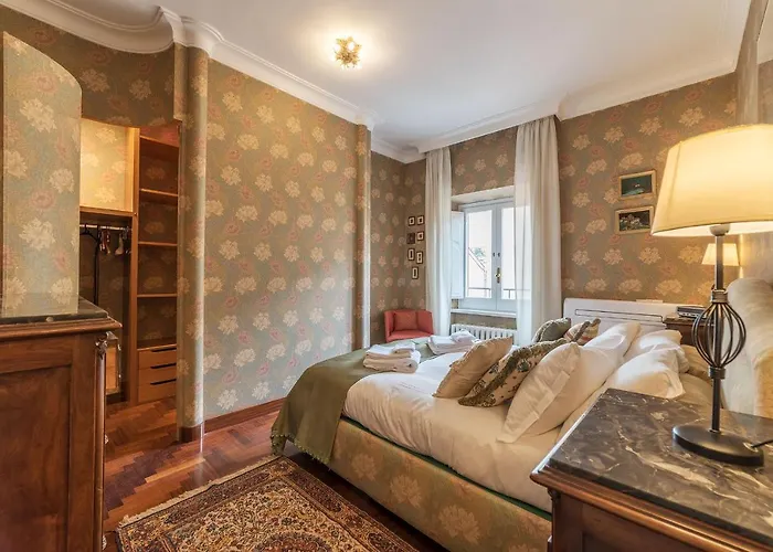 Quiet And Classic On Two Floors, By Trevi Fountain - Fromhometorome Róma