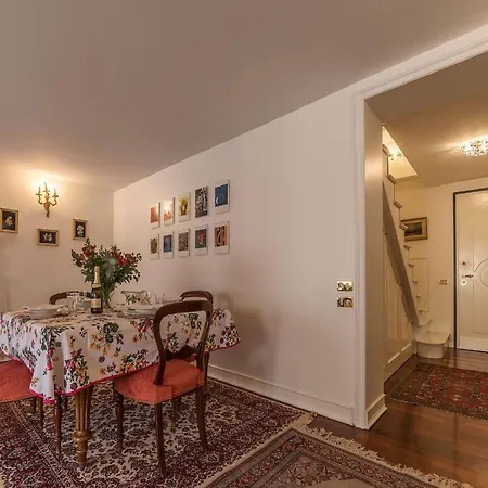 Quiet And Classic On Two Floors, By Trevi Fountain - Fromhometorome *