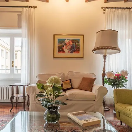 Quiet And Classic On Two Floors, By Trevi Fountain - Fromhometorome Rome