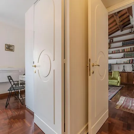 Quiet And Classic On Two Floors, By Trevi Fountain - Fromhometorome Rome