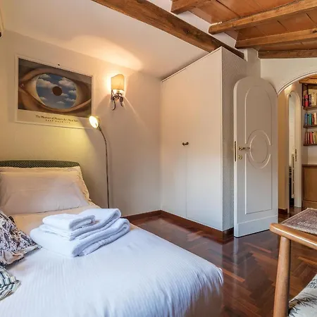 Appartement Quiet And Classic On Two Floors, By Trevi Fountain - Fromhometorome Rome