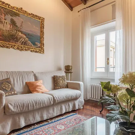 Quiet And Classic On Two Floors, By Trevi Fountain - Fromhometorome