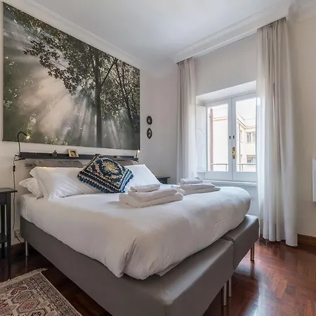 Quiet And Classic On Two Floors, By Trevi Fountain - Fromhometorome
